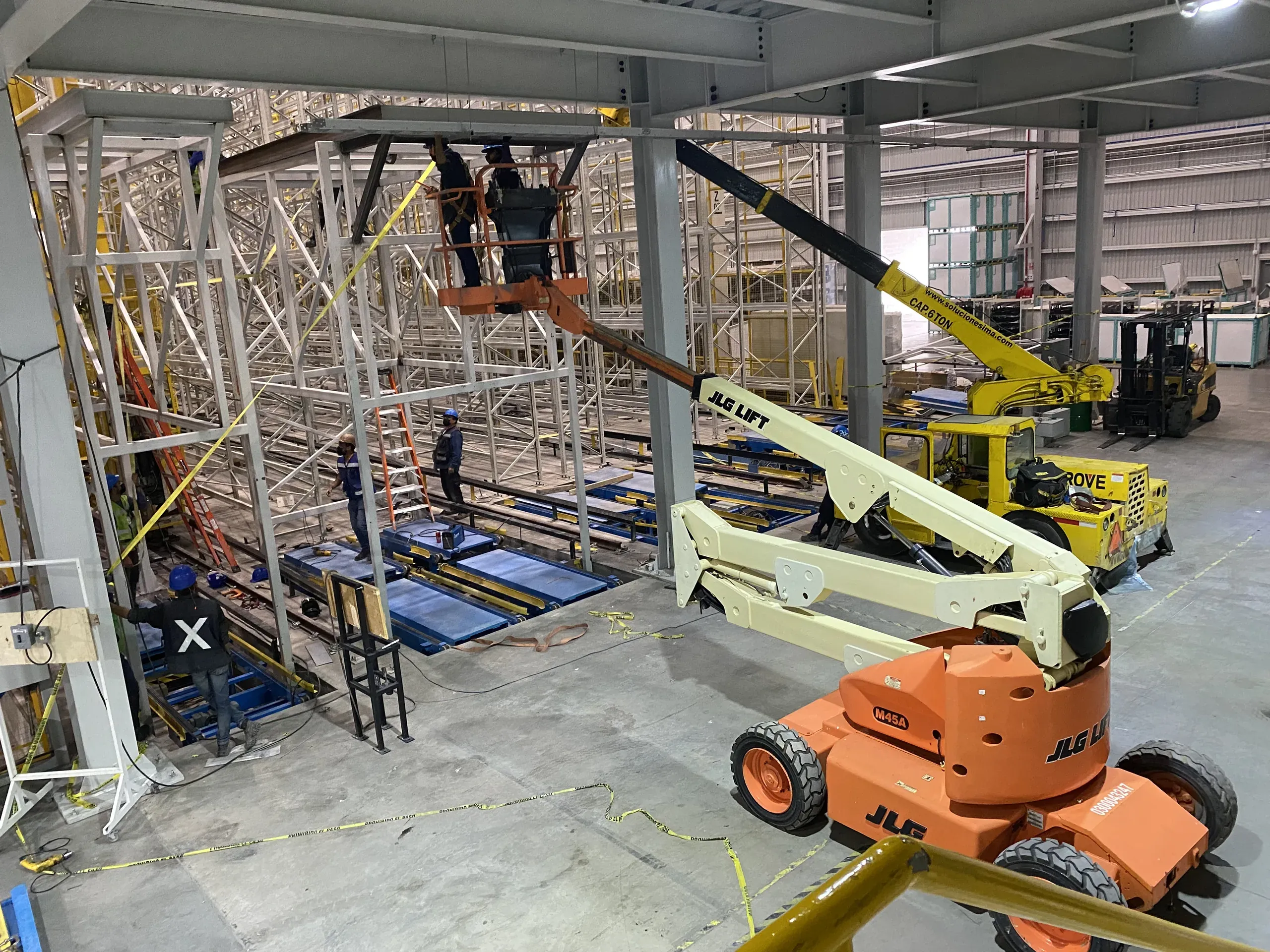 Montaje de estructura con plataforma articulada