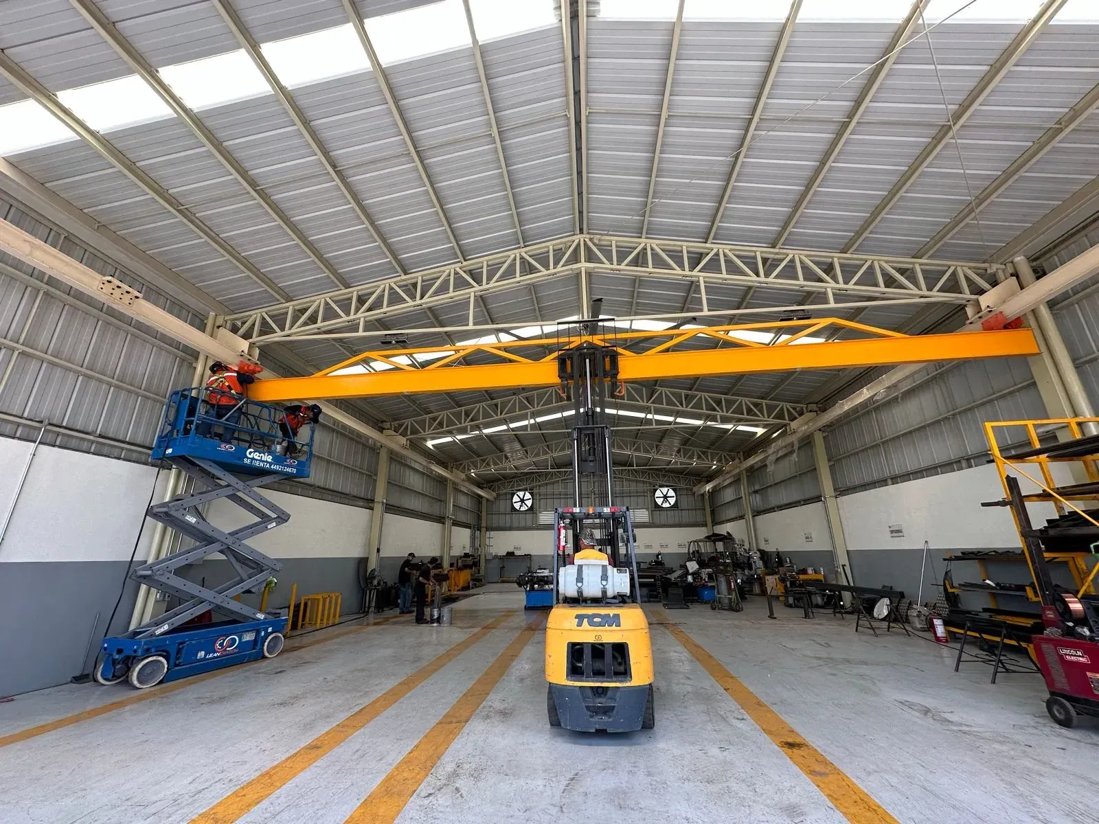 Puente grúa instalado en nave